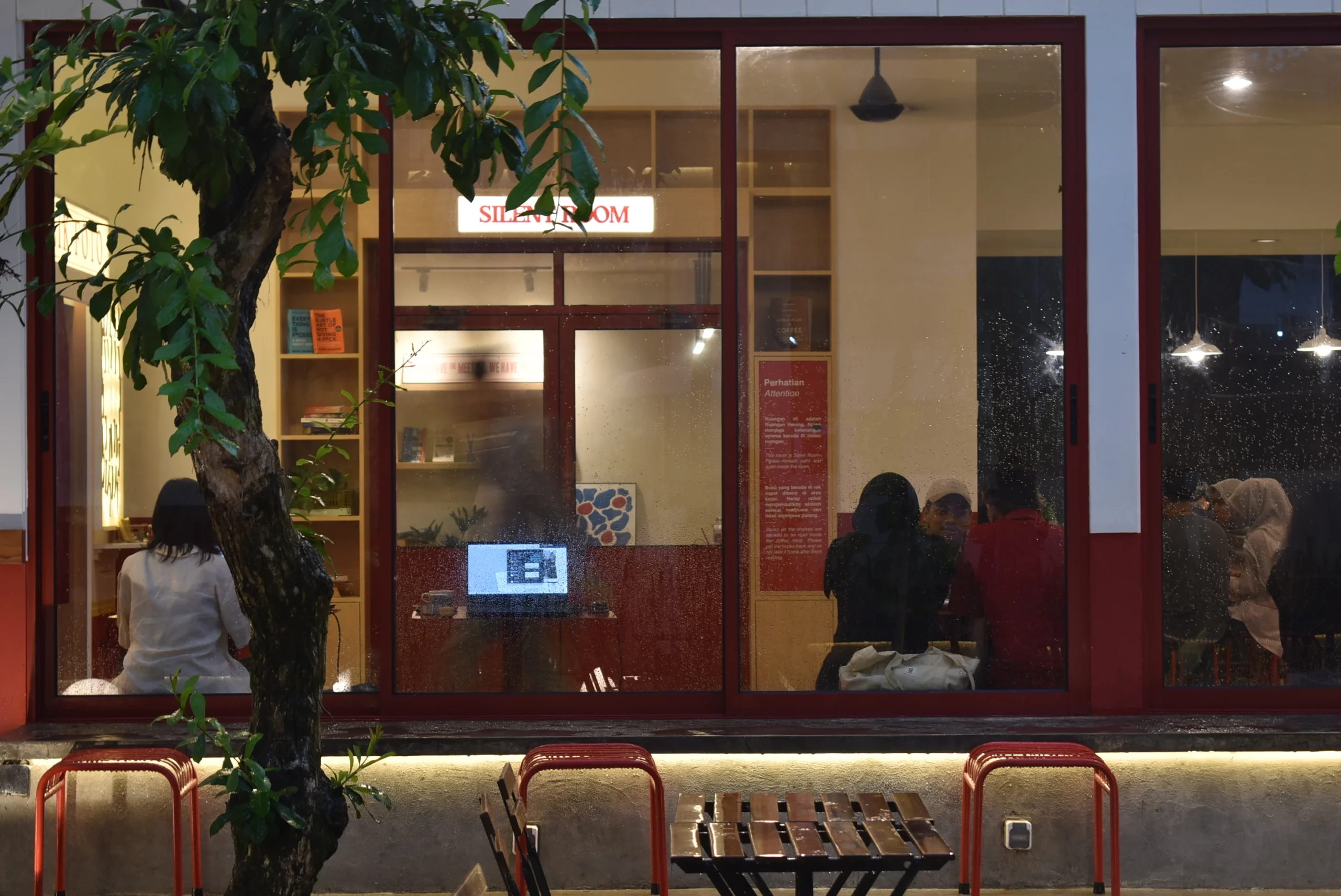 ud-djaya-jakal-yogyakarta-outdoor-seating
